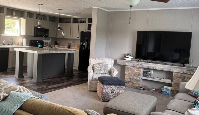 Cozy 3-bedroom home in Nancy just Minutes to Lee’s Ford Marina!