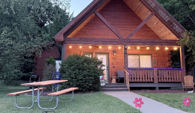 Cozy, clean,and welcoming 3-bedroom cabin next to Three Bears Resort in Warrens