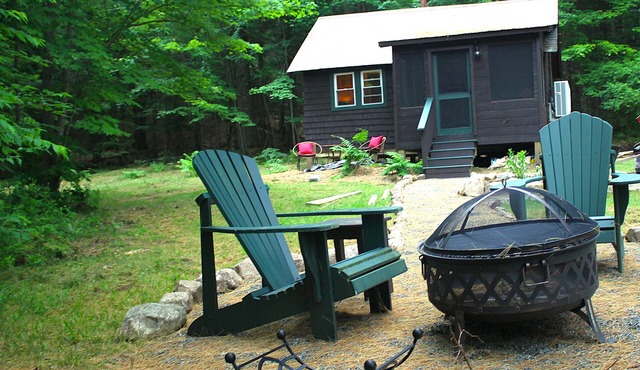 Cozy four-season Adirondack Cabin —Close to Rail Trail & Lake