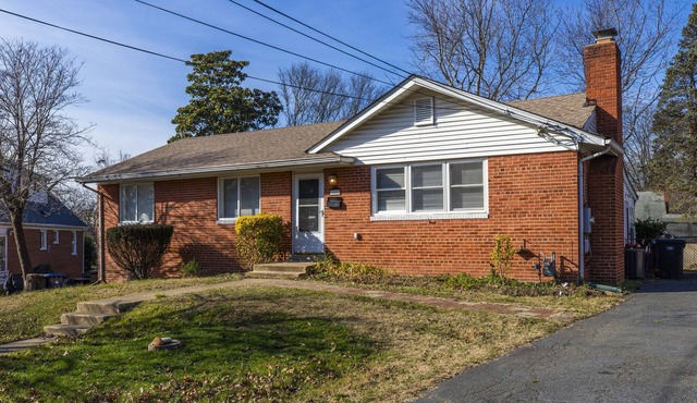Cozy Furnished Home in Alexandria with Backyard Patio - Upstairs Unit Only