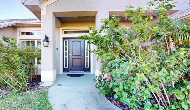 Cozy home with yard, near attractions, washer & dryer, & WIFI
