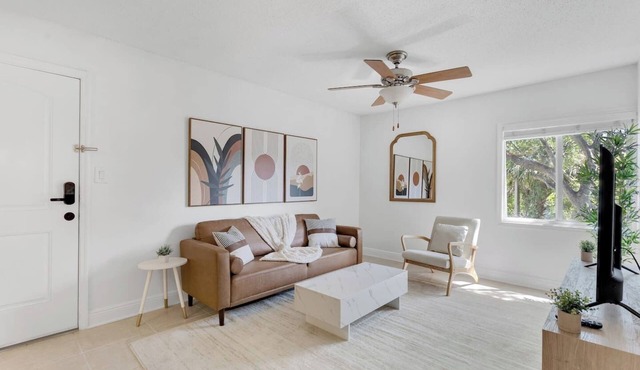 Cozy King Bayfront Suite | Pool, Gym & Parking