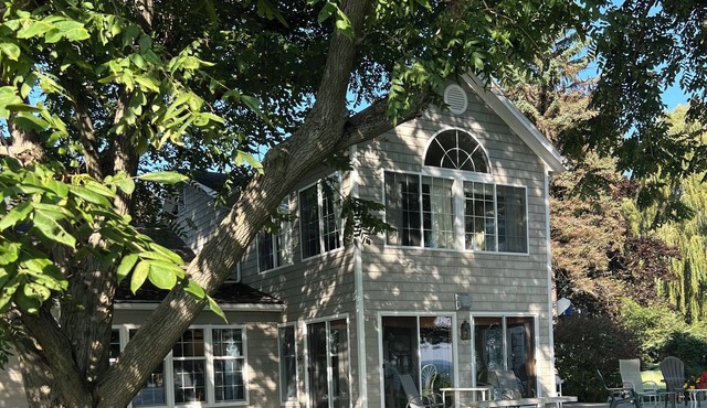 Cozy Lake front family home- Lake Champlain