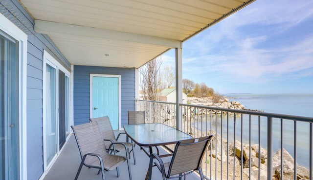 Cozy Lakefront Middle Bass Retreat w/Balcony