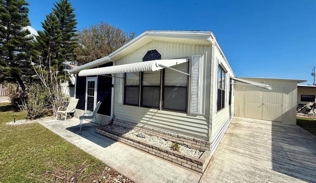 Cozy mobile home in charming North Fort Myers with AC, WiFi