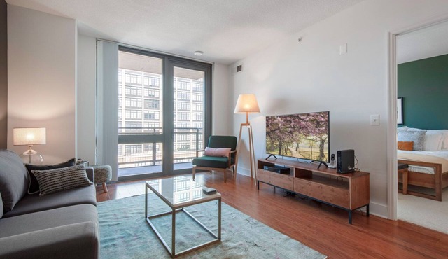 Cozy Mt. Vernon 1BR w/Gym, Pool close to Convention Center by Blueground