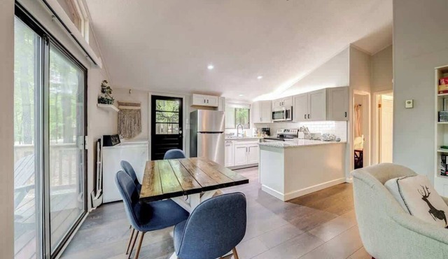Cozy Pet-Friendly w Fire Pit, Wifi & Pool Access