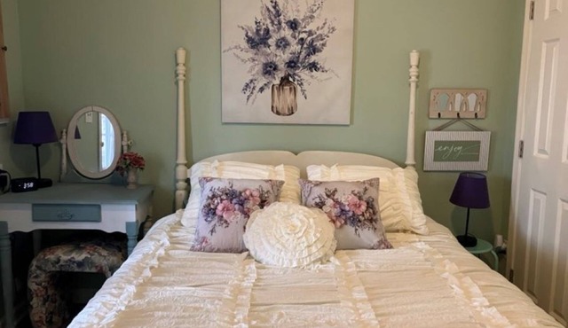Cozy private ground floor apartment in townhome walking distance to historic HF
