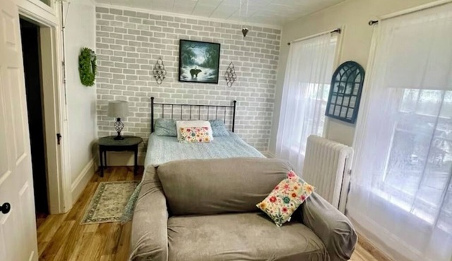 Cozy Suite in a shared apartment with traveling professionals.