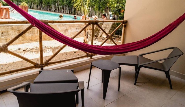 Cozy unit by the Pool, Fiber Optic, 70m to Ocean