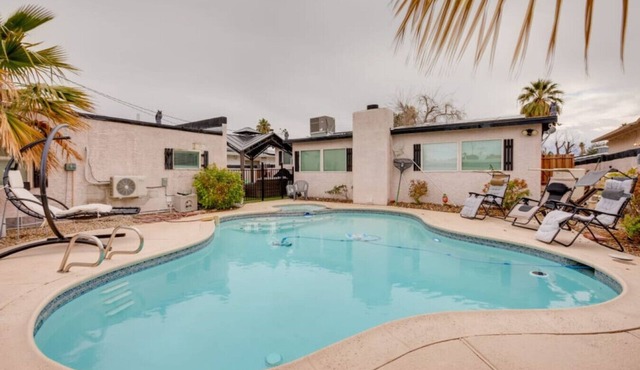 Cozy Vegas Casita w Pool & Hot Tub Access!