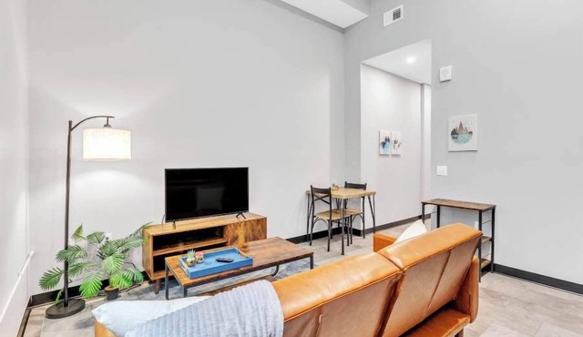 CozySuites Modern 1BR in Downtown Pitts #16