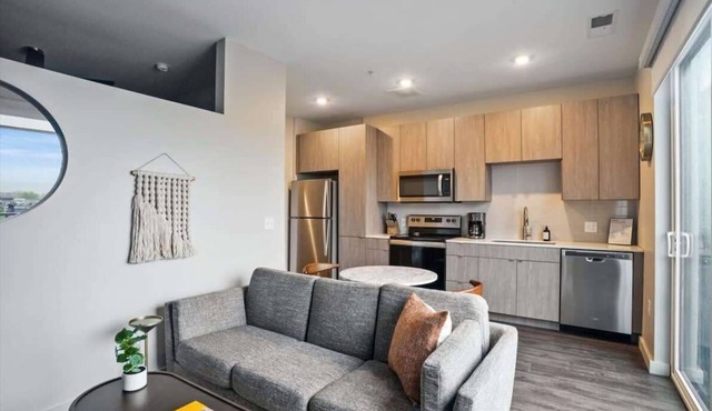 CozySuites Roomy 1BR, Lawrenceville