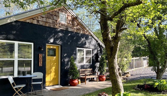Creekside Cottage w/Hot Tub near Asheville center