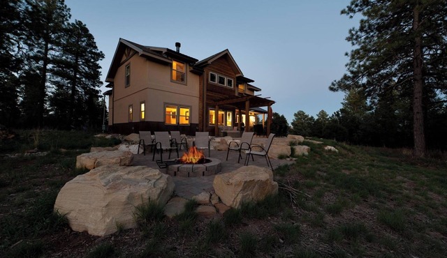 Custom Home - 3 Acres - 9 Min to DGO - Hot Tub/Fire Pit/Ping Pong/Arcade Game