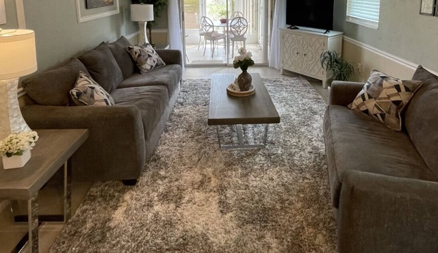 Cute 2 Bedroom Villa/Unit. Close to Siesta & Lido Beach & Sarasota Airport.