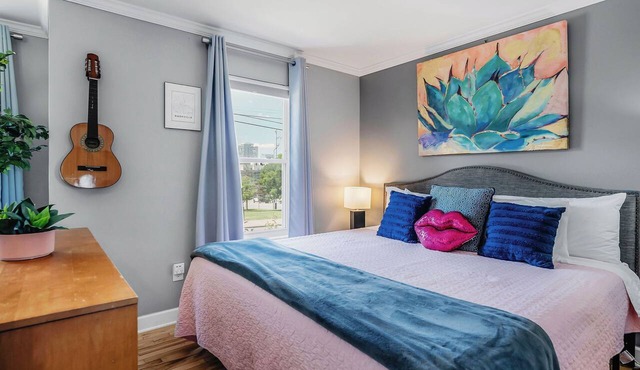 Cute & Comfy! Walk 2 Bars! Free Parking!