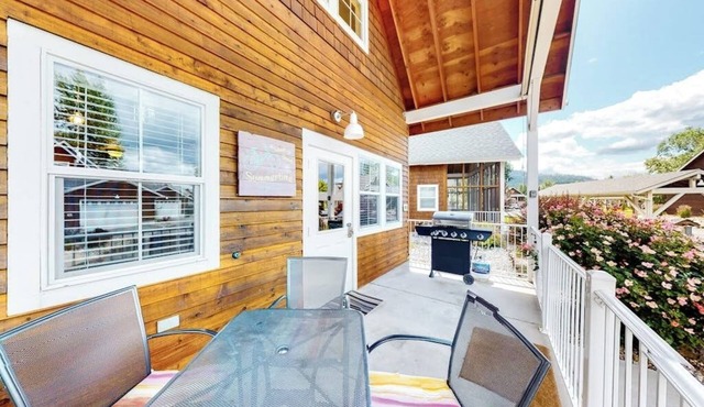 Cute, dog-friendly cabin with a large patio & fireplace - walk to river beach
