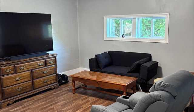 Delightful 2-bedroom house with AC in Maryville.