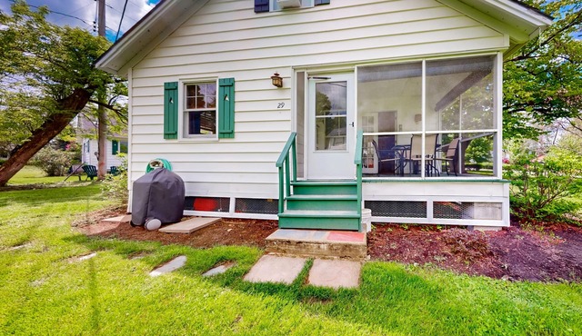 Delightful home close to Lake George with grill & fireplace