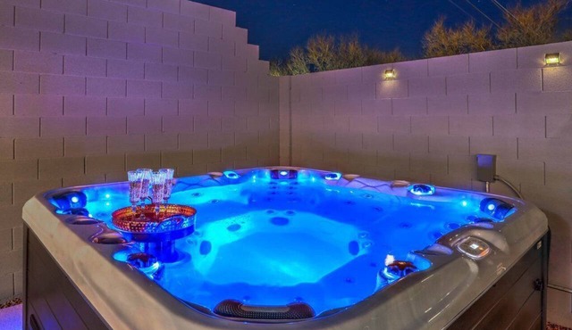 Desert Chic Vegas Vibes 18 mi to strip, 4 bdrm, Pool + Spa