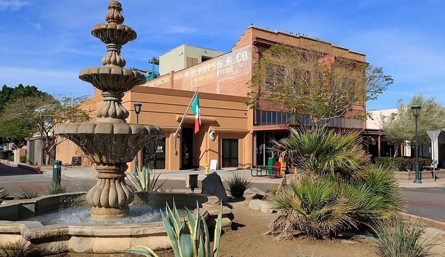 DESERT ESCAPE! COMFY UNIT FOR 4, POOL, PARKING