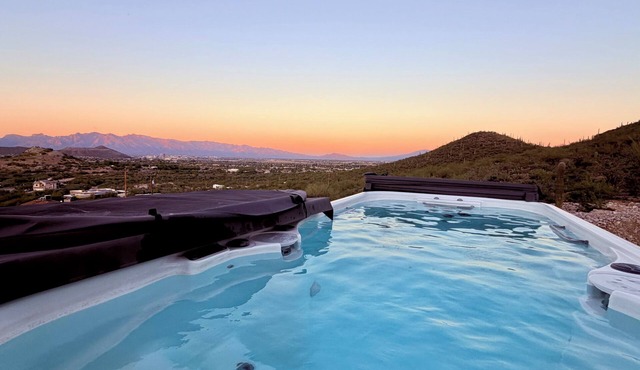 Desert Romance, Hill side, 8 min Gem-show 11 from down town 2 king bds 2 q beds