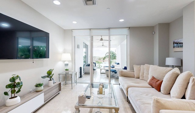 Designer All-Suite Beach Condo w/Infinity Pool & 3 Balconies