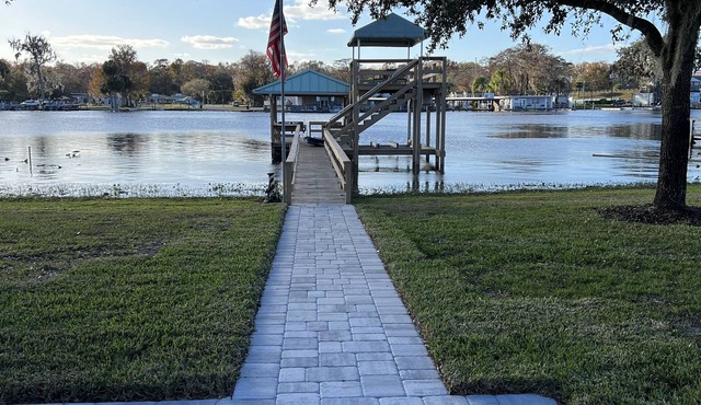 Direct St John’s River getaway located in no wake zone with dockage
