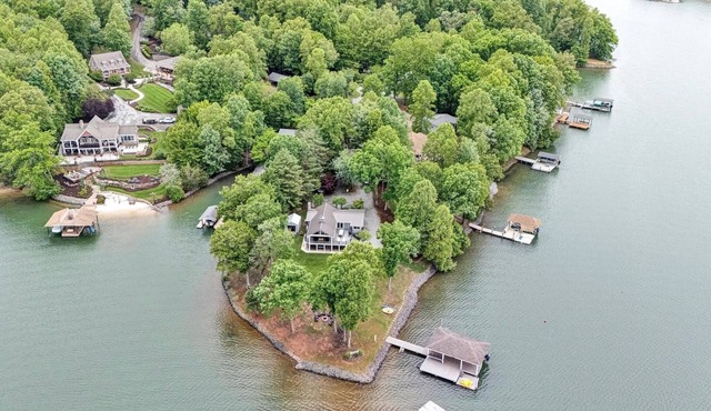 Dockside dreaming at its best! The views.AMAZING!