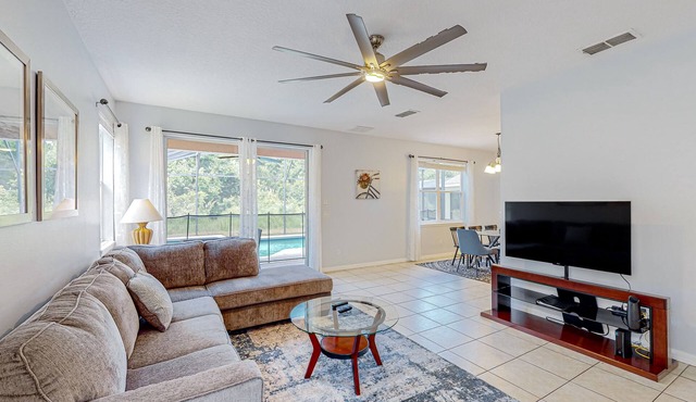 Dog-friendly home in a quiet area near Disney with private heated pool, pool spa