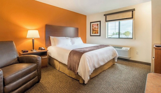 Double the Fun! 2 Rooms w/Queen Bed & Recliner Stays Near Waterfront & Downtown