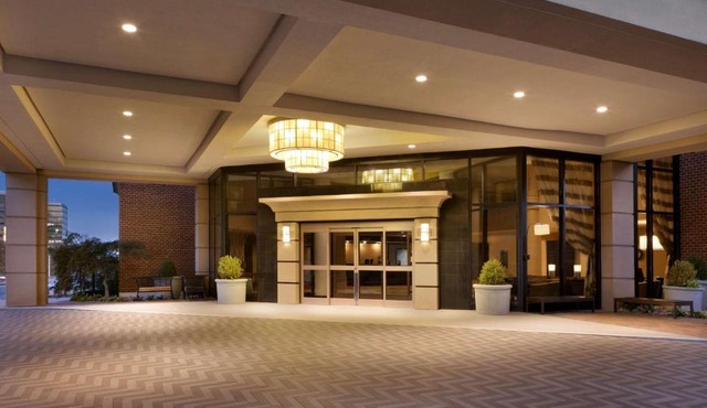 DoubleTree by Hilton McLean Tysons