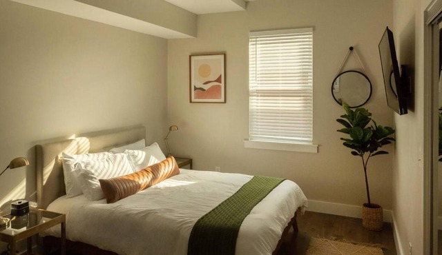 Downtown, contemporary, 2 bedroom, Roof Terrace! 3A
