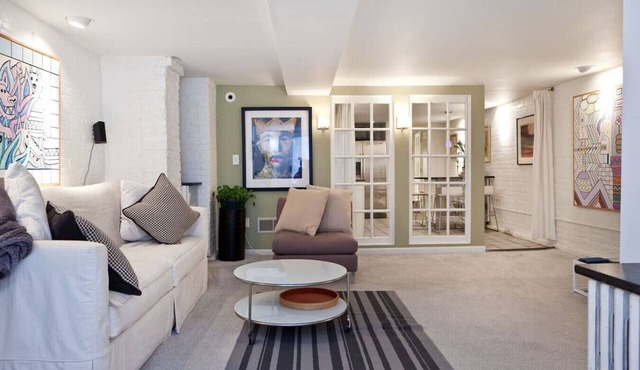 Downtown Large Apt w/parking Convention Center