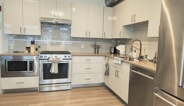 Downtown Pittsburgh 2BR-Near Strip District, PNC Park - Free Gym/Game Room, WIFI