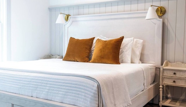 Downtown Retreat with King Bed/Kitchen/Bathtub
