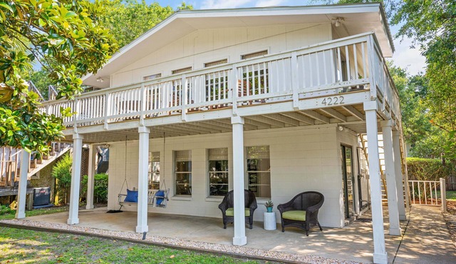 East Beach Cottage with EZ beach access, sleeps 10