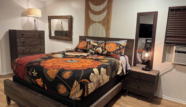 Elegant and Stylish Venice Beach Studio with Parking. Pet Friendly!