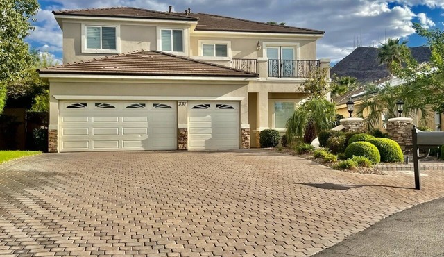 Elegant Henderson 5 Bdrm Home & Resort Style Bkyd w/Pool & Basketball court
