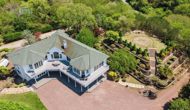 Elegant Montauk Estate - Lake Views - Resort-Style