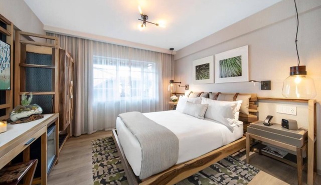 Elegant South Beach Oasis: Minutes to Mall, Designer Rooms & Beach Access