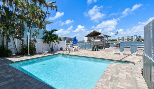 Enchanted Inn Suite #4: Waterfront, Pool, Fishing Dock, Boat Docks & Tiki Bar!