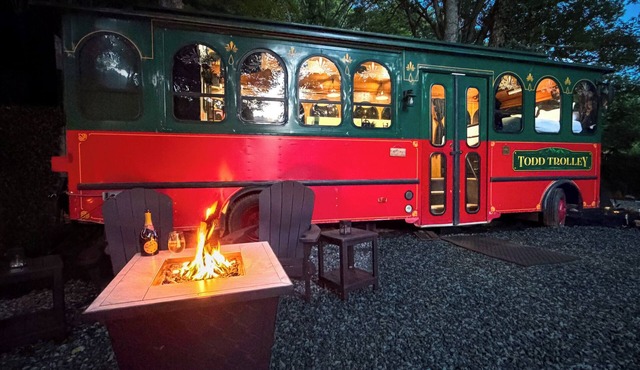 Enchanted Mountain Trolley/Hot Tub/ Mountain View