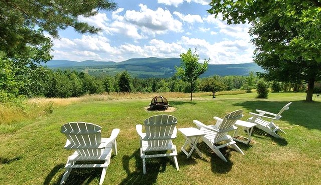 Endless Mountain Views & Outdoor Hot Tub. 8 miles to downtown Windham & Skiing!