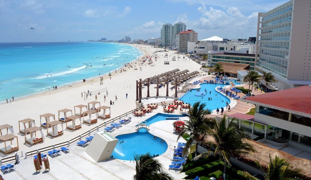 Enjoy waking up on the beach! Great location.