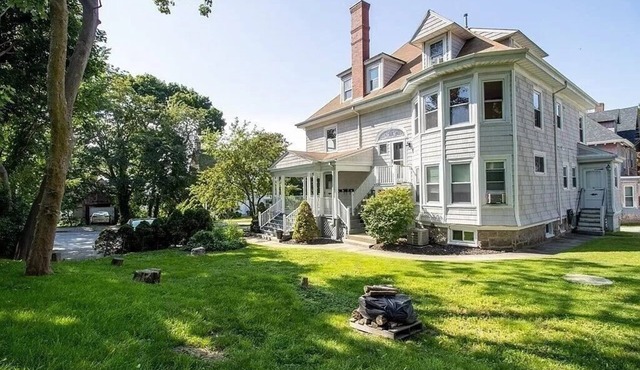 Enjoyable Sunny 2-bedroom apartment with WiFi in Fall River Historical District