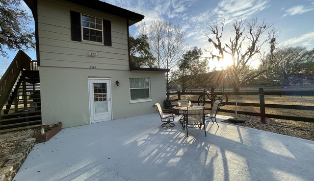Escape the crowds & relax on a peaceful 3-acre horse farm in SE Ocala.