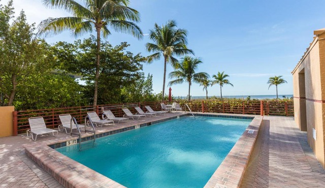 Estero Island Beach Villas 304, Sleeps 6, 2 Bedrooms, Gulf Front, Heated Pool