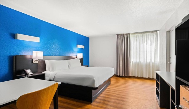 Experience a Vintage Miami Feel | 6.5 Mi from Miracle Mile | Pets Allowed